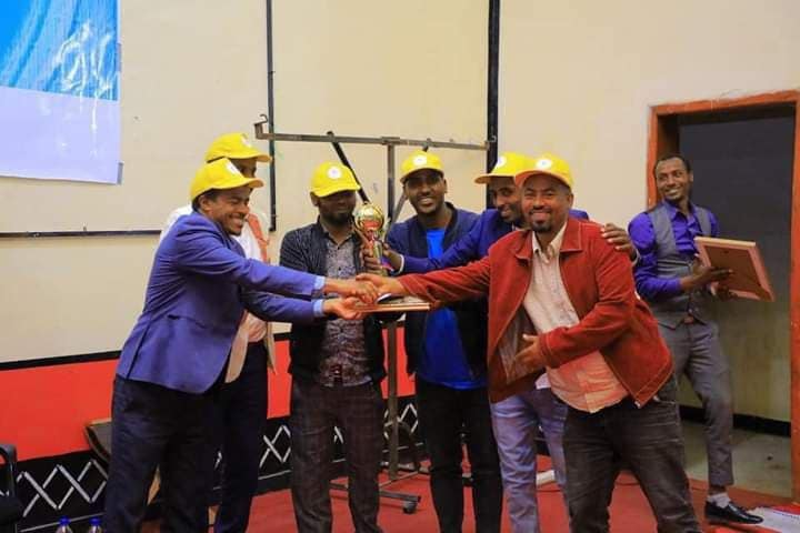 የስልጤ ዞን ቴክኒክና ሙያ ትምህርት ስልጠና "ክህሎት ለላቀ ስኬት" በሚል መሪ ቃል ባካሄደው ሴክቶሪያል ጉባኤ የቅበት ከተማ ኮንስትራክሽንና ኢንዱስትሪያል ኮሌጅ ባስመዘገው አፈፃፀም 2ኛ ደረጃን በመያዝ የዋንጫና ሰርተፍኬት ተሸላሚ ሆኗል።