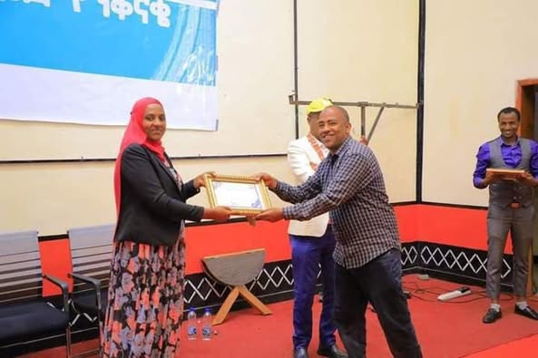 የስልጤ ዞን ቴክኒክና ሙያ ትምህርት ስልጠና "ክህሎት ለላቀ ስኬት" በሚል መሪ ቃል ባካሄደው ሴክቶሪያል ጉባኤ የቅበት ከተማ ኮንስትራክሽንና ኢንዱስትሪያል ኮሌጅ ባስመዘገው አፈፃፀም 2ኛ ደረጃን በመያዝ የዋንጫና ሰርተፍኬት ተሸላሚ ሆኗል።