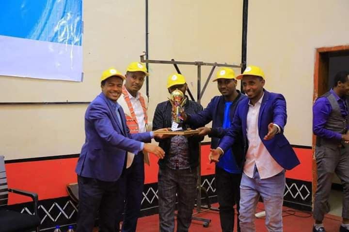 የስልጤ ዞን ቴክኒክና ሙያ ትምህርት ስልጠና "ክህሎት ለላቀ ስኬት" በሚል መሪ ቃል ባካሄደው ሴክቶሪያል ጉባኤ የቅበት ከተማ ኮንስትራክሽንና ኢንዱስትሪያል ኮሌጅ ባስመዘገው አፈፃፀም 2ኛ ደረጃን በመያዝ የዋንጫና ሰርተፍኬት ተሸላሚ ሆኗል።